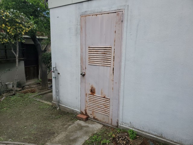 倉庫入口扉　カバー工法施工前